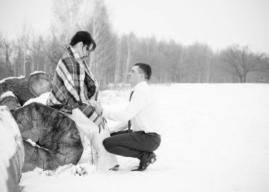 Mutlu çift Kar Parkı 'nda eğleniyor ve kucaklaşıyor. Kış büyülü zaman, Sevgililer Günü 14 Şubat