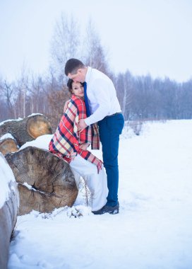 Mutlu çift Kar Parkı 'nda eğleniyor ve kucaklaşıyor. Kış büyülü zaman, Sevgililer Günü 14 Şubat