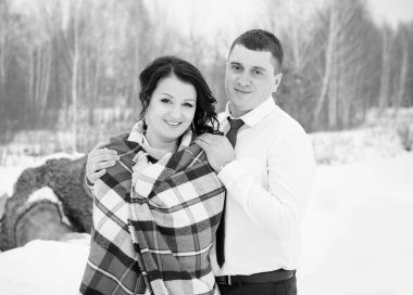 Mutlu çift Kar Parkı 'nda eğleniyor ve kucaklaşıyor. Kış büyülü zaman, Sevgililer Günü 14 Şubat