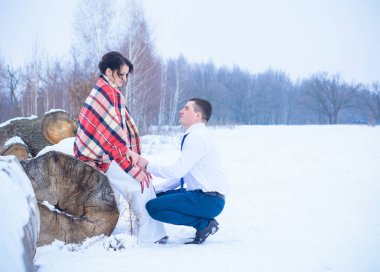Mutlu çift Kar Parkı 'nda eğleniyor ve kucaklaşıyor. Kış büyülü zaman, Sevgililer Günü 14 Şubat