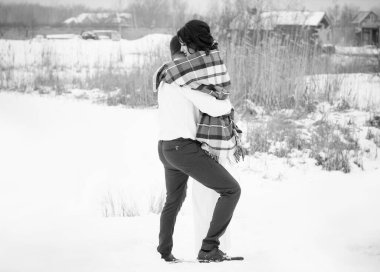 Mutlu çift Kar Parkı 'nda eğleniyor ve kucaklaşıyor. Kış büyülü zaman, Sevgililer Günü 14 Şubat