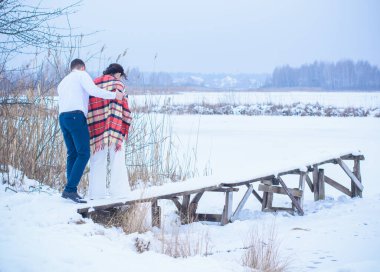 Mutlu çift Kar Parkı 'nda eğleniyor ve kucaklaşıyor. Kış büyülü zaman, Sevgililer Günü 14 Şubat
