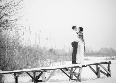 Mutlu çift Kar Parkı 'nda eğleniyor ve kucaklaşıyor. Kış büyülü zaman, Sevgililer Günü 14 Şubat