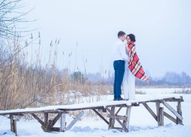 Mutlu çift Kar Parkı 'nda eğleniyor ve kucaklaşıyor. Kış büyülü zaman, Sevgililer Günü 14 Şubat