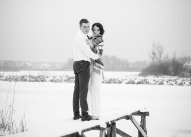 Mutlu çift Kar Parkı 'nda eğleniyor ve kucaklaşıyor. Kış büyülü zaman, Sevgililer Günü 14 Şubat