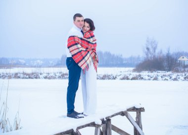 Mutlu çift Kar Parkı 'nda eğleniyor ve kucaklaşıyor. Kış büyülü zaman, Sevgililer Günü 14 Şubat