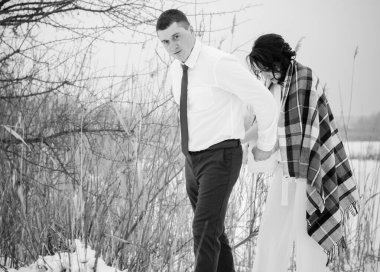 Mutlu çift Kar Parkı 'nda eğleniyor ve kucaklaşıyor. Kış büyülü zaman, Sevgililer Günü 14 Şubat