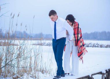 Mutlu çift Kar Parkı 'nda eğleniyor ve kucaklaşıyor. Kış büyülü zaman, Sevgililer Günü 14 Şubat