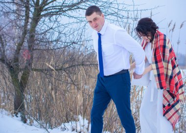 Mutlu çift Kar Parkı 'nda eğleniyor ve kucaklaşıyor. Kış büyülü zaman, Sevgililer Günü 14 Şubat