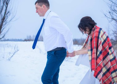 Mutlu çift Kar Parkı 'nda eğleniyor ve kucaklaşıyor. Kış büyülü zaman, Sevgililer Günü 14 Şubat