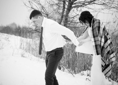 Mutlu çift Kar Parkı 'nda eğleniyor ve kucaklaşıyor. Kış büyülü zaman, Sevgililer Günü 14 Şubat