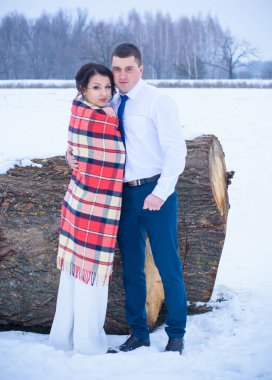 Mutlu çift Kar Parkı 'nda eğleniyor ve kucaklaşıyor. Kış büyülü zaman, Sevgililer Günü 14 Şubat