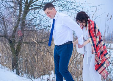 Mutlu çift Kar Parkı 'nda eğleniyor ve kucaklaşıyor. Kış büyülü zaman, Sevgililer Günü 14 Şubat