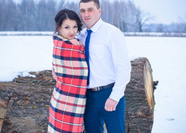 Mutlu çift Kar Parkı 'nda eğleniyor ve kucaklaşıyor. Kış büyülü zaman, Sevgililer Günü 14 Şubat