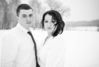 Mutlu çift Kar Parkı 'nda eğleniyor ve kucaklaşıyor. Kış büyülü zaman, Sevgililer Günü 14 Şubat