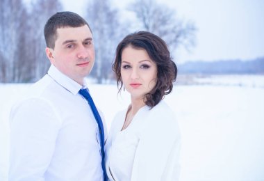 Mutlu çift Kar Parkı 'nda eğleniyor ve kucaklaşıyor. Kış büyülü zaman, Sevgililer Günü 14 Şubat