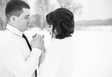 Mutlu çift Kar Parkı 'nda eğleniyor ve kucaklaşıyor. Kış büyülü zaman, Sevgililer Günü 14 Şubat