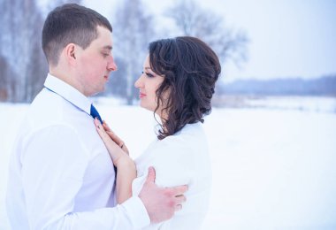 Mutlu çift Kar Parkı 'nda eğleniyor ve kucaklaşıyor. Kış büyülü zaman, Sevgililer Günü 14 Şubat