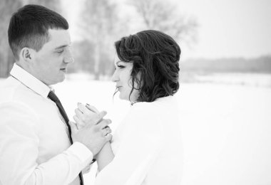 Mutlu çift Kar Parkı 'nda eğleniyor ve kucaklaşıyor. Kış büyülü zaman, Sevgililer Günü 14 Şubat