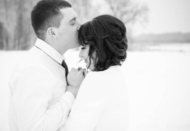 Mutlu çift Kar Parkı 'nda eğleniyor ve kucaklaşıyor. Kış büyülü zaman, Sevgililer Günü 14 Şubat