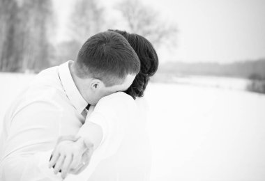 Mutlu çift Kar Parkı 'nda eğleniyor ve kucaklaşıyor. Kış büyülü zaman, Sevgililer Günü 14 Şubat