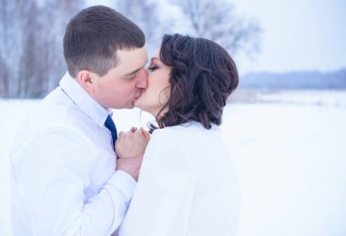 Mutlu çift Kar Parkı 'nda eğleniyor ve kucaklaşıyor. Kış büyülü zaman, Sevgililer Günü 14 Şubat