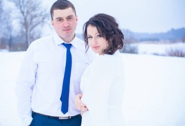 Mutlu çift Kar Parkı 'nda eğleniyor ve kucaklaşıyor. Kış büyülü zaman, Sevgililer Günü 14 Şubat