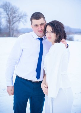 Mutlu çift Kar Parkı 'nda eğleniyor ve kucaklaşıyor. Kış büyülü zaman, Sevgililer Günü 14 Şubat