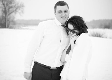 Mutlu çift Kar Parkı 'nda eğleniyor ve kucaklaşıyor. Kış büyülü zaman, Sevgililer Günü 14 Şubat