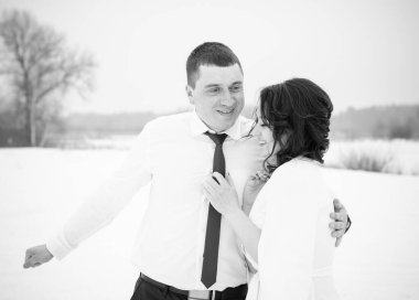 Mutlu çift Kar Parkı 'nda eğleniyor ve kucaklaşıyor. Kış büyülü zaman, Sevgililer Günü 14 Şubat