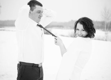 Mutlu çift Kar Parkı 'nda eğleniyor ve kucaklaşıyor. Kış büyülü zaman, Sevgililer Günü 14 Şubat