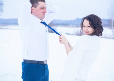 Mutlu çift Kar Parkı 'nda eğleniyor ve kucaklaşıyor. Kış büyülü zaman, Sevgililer Günü 14 Şubat