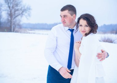 Mutlu çift Kar Parkı 'nda eğleniyor ve kucaklaşıyor. Kış büyülü zaman, Sevgililer Günü 14 Şubat