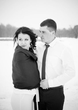 Mutlu çift Kar Parkı 'nda eğleniyor ve kucaklaşıyor. Kış büyülü zaman, Sevgililer Günü 14 Şubat