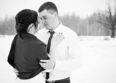 Mutlu çift Kar Parkı 'nda eğleniyor ve kucaklaşıyor. Kış büyülü zaman, Sevgililer Günü 14 Şubat