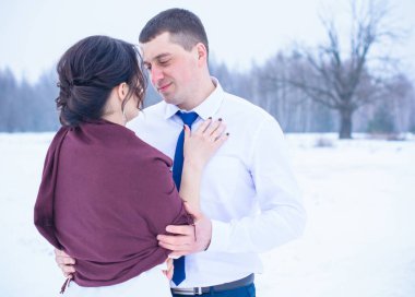 Mutlu çift Kar Parkı 'nda eğleniyor ve kucaklaşıyor. Kış büyülü zaman, Sevgililer Günü 14 Şubat