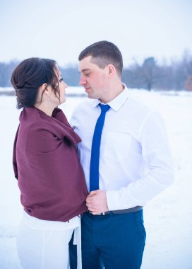 Mutlu çift Kar Parkı 'nda eğleniyor ve kucaklaşıyor. Kış büyülü zaman, Sevgililer Günü 14 Şubat