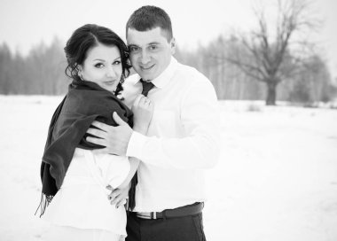 Mutlu çift Kar Parkı 'nda eğleniyor ve kucaklaşıyor. Kış büyülü zaman, Sevgililer Günü 14 Şubat