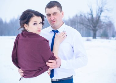 Mutlu çift Kar Parkı 'nda eğleniyor ve kucaklaşıyor. Kış büyülü zaman, Sevgililer Günü 14 Şubat