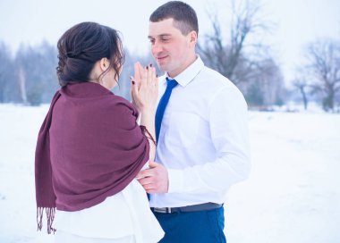 Mutlu çift Kar Parkı 'nda eğleniyor ve kucaklaşıyor. Kış büyülü zaman, Sevgililer Günü 14 Şubat