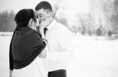 Mutlu çift Kar Parkı 'nda eğleniyor ve kucaklaşıyor. Kış büyülü zaman, Sevgililer Günü 14 Şubat