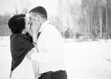 Mutlu çift Kar Parkı 'nda eğleniyor ve kucaklaşıyor. Kış büyülü zaman, Sevgililer Günü 14 Şubat