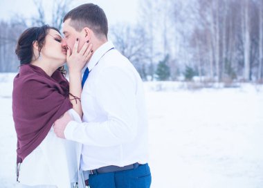 Mutlu çift Kar Parkı 'nda eğleniyor ve kucaklaşıyor. Kış büyülü zaman, Sevgililer Günü 14 Şubat