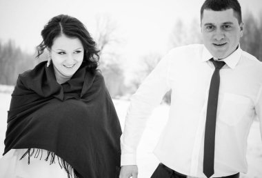 Mutlu çift Kar Parkı 'nda eğleniyor ve kucaklaşıyor. Kış büyülü zaman, Sevgililer Günü 14 Şubat