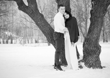 Mutlu çift Kar Parkı 'nda eğleniyor ve kucaklaşıyor. Kış büyülü zaman, Sevgililer Günü 14 Şubat