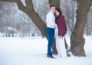 Mutlu çift Kar Parkı 'nda eğleniyor ve kucaklaşıyor. Kış büyülü zaman, Sevgililer Günü 14 Şubat