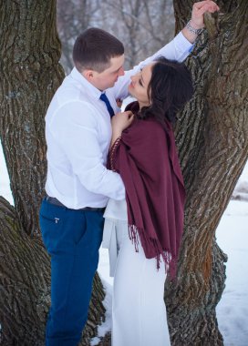 Mutlu çift Kar Parkı 'nda eğleniyor ve kucaklaşıyor. Kış büyülü zaman, Sevgililer Günü 14 Şubat