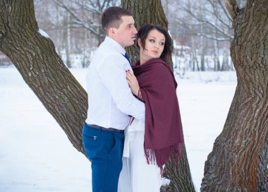 Mutlu çift Kar Parkı 'nda eğleniyor ve kucaklaşıyor. Kış büyülü zaman, Sevgililer Günü 14 Şubat