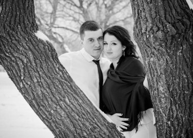 Mutlu çift Kar Parkı 'nda eğleniyor ve kucaklaşıyor. Kış büyülü zaman, Sevgililer Günü 14 Şubat