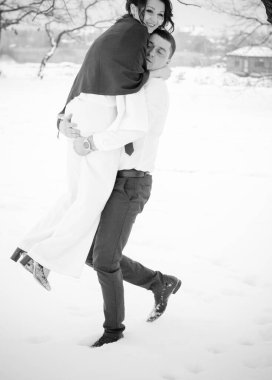 Mutlu çift Kar Parkı 'nda eğleniyor ve kucaklaşıyor. Kış büyülü zaman, Sevgililer Günü 14 Şubat